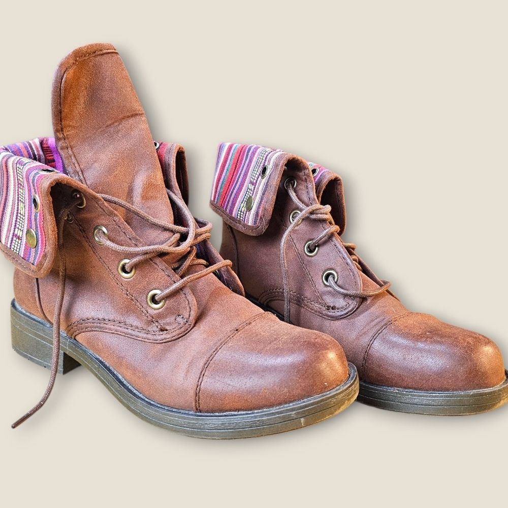 ๐คโAmerican Eagle Ankle Boots | Brown | Lace-Up | Striped Accent - Picture 3 of 7